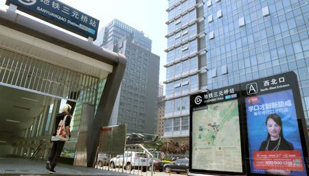 地铁站厅广告-地铁收支口广告-地铁墙贴广告价钱-地铁广告-恒峰g22